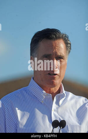 LEHIGH ACRES, FL - Januar 24: Der republikanische Präsidentschaftskandidat Mitt Romney spricht mit einem Publikum ausserhalb einer Zwangsvollstreckung in Lehigh Acres. Mitt Romney yard Zeichen half Unterstützer die ausgeschlossene Haus in Lehigh Acres führen. Er verwies auf das Haus als Beispiel für die Immobilienkrise, die Southwest Florida so hart betroffen ist - eine Krise, ist noch lange nicht vorbei. Die 3-Schlafzimmer Haus, das jetzt von US-Bank NA besessen, für $ 208.000 in 2007 verkauft und ist jetzt bei weniger als $50.000 geschätzt, die Eigenschaft Aufzeichnungen zeigen. Am 24. Januar 2012 in Lehigh Acres, Florida Personen: Mitt Romney Getriebe Ref: MNC1 Credi Stockfoto