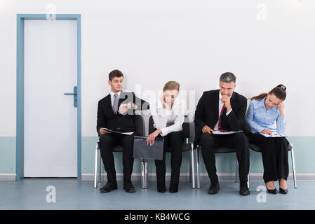 Geschäftsleute sitzen auf Stuhl warten auf Job Interview im Büro Stockfoto
