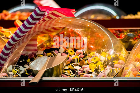 Eine Schaufel, Tasche und Süßigkeiten auf einem Pick-n-Mix-Stand Stockfoto