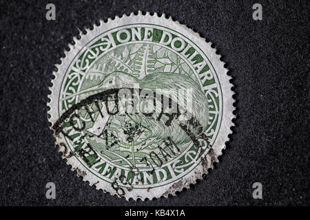 Neuseeland - ca. 1994: Eine kreisförmige Stempel mit einer Kiwi in Neuseeland gedruckt zeigt "one Dollar", ca. 1994 Stockfoto