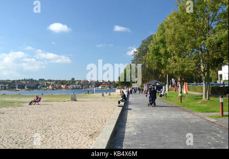 In Sonderborg, Dänemark - 23 September, 2017: Die neu Die gepflasterte Strandpromenade trandpromenaden' mit Menschen genießen Sie einen sonnigen Tag. Stockfoto