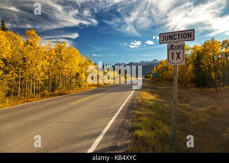 Verkehr Schild auf Alberta Highway 1 X (Bow Valley Trail) im Vorgebirge der Kanadischen Rocky Mountains in der Nähe von Stoney Indischen finden Stockfoto