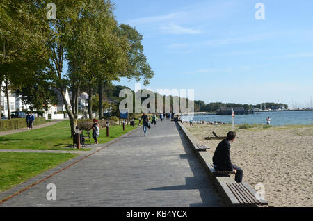 In Sonderborg, Dänemark - 23 September, 2017: Die neu Die gepflasterte Strandpromenade trandpromenaden' mit Menschen genießen Sie einen sonnigen Tag. Stockfoto