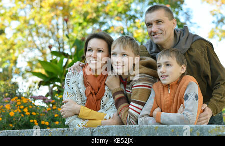 Glückliche Familie Relaxen im Park Stockfoto