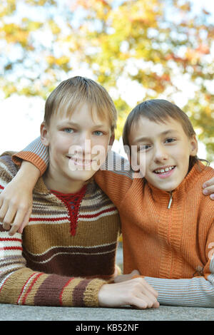 Zwei Brüder umarmen Stockfoto