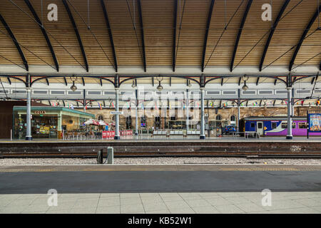 Plattformen und Einkehrmöglichkeiten in Newcastle Central Station Stockfoto