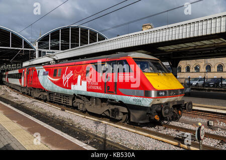 Klasse 91 elektrische Lokomotive über Abzuweichen Newcastle Central Station für Schottland Stockfoto