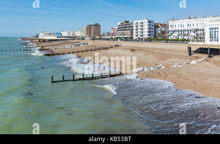 Einsamen Strand und Meer im Herbst in Worthing, West Sussex, England, UK. Stockfoto