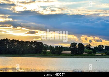 Sommer Abend Landschaft. Sonnenuntergang über dem Wasser. Stockfoto