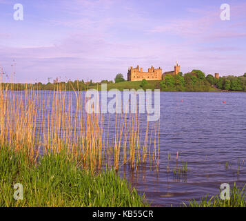 Sommer Blick über Loch in Richtung Linlithgow Linlithgow Palace, West Lothian Stockfoto