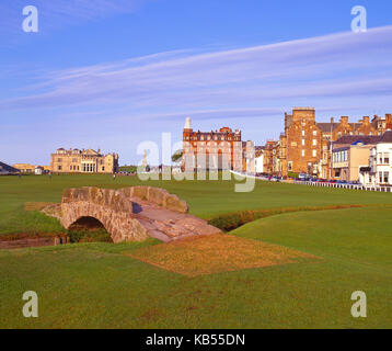 Traditionelle Sicht des Old Course in St Andrews, mit der berühmten Brücke, Fife Stockfoto