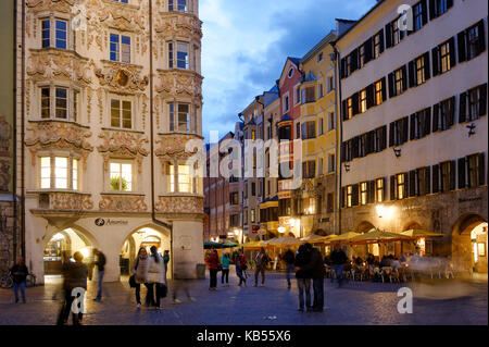 Österreich, Tirol, Innsbruck, Herzog-Friedrich Straße im historischen Zentrum, die Fassade im Barockstil des Hölblinghauses Stockfoto