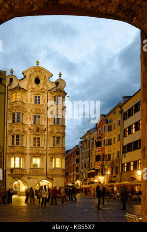 Österreich, Tirol, Innsbruck, Herzog-Friedrich Straße im historischen Zentrum, die Fassade im Barockstil des Hölblinghauses Stockfoto