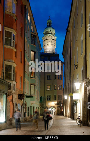 Österreich, Tirol, Innsbruck, Herzog-friedrich Straße (street) Im historischen Zentrum, altes Rathaus (Town Hall) und der Glockenturm mit Glühlampe Stockfoto