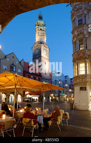 Österreich, Tirol, Innsbruck, Herzog-Friedrich Straße im historischen Zentrum, die barocke Fassade des Hölblinghauses und des alten Rathauses mit seinem Glockenturm mit Glühbirne Stockfoto