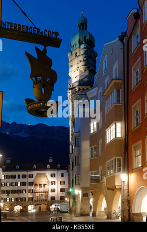 Österreich, Tirol, Innsbruck, Herzog-friedrich Straße (street) Im historischen Zentrum, altes Rathaus (Town Hall) und der Glockenturm mit Glühlampe Stockfoto