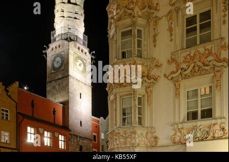 Österreich, Tirol, Innsbruck, Herzog-Friedrich Straße im historischen Zentrum, die barocke Fassade des Hölblinghauses und des alten Rathauses mit seinem Glockenturm mit Glühbirne Stockfoto