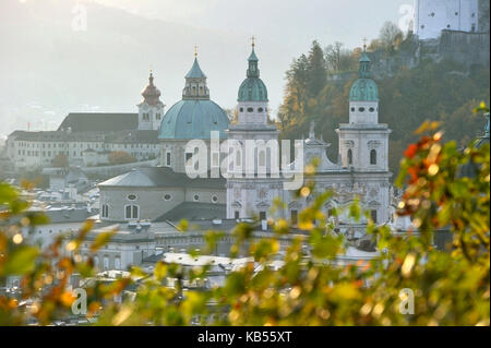 Österreich, Salzburg, Altstadt Weltkulturerbe der UNESCO, Kuppeln der Altstadt mit der Kathedrale Stockfoto
