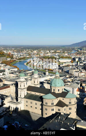 Österreich, Salzburg, Altstadt Weltkulturerbe der UNESCO, Blick über die Dächer von Festung Hohensalzburg mit der Kathedrale (Dom) St. Rupert Stockfoto