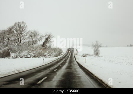 Strasse mit Schnee in Ungarn Stockfoto