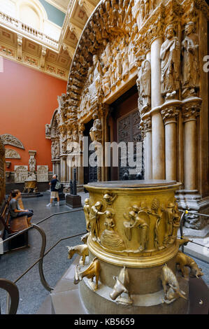 Vereinigtes Königreich, London, South Kensington, Victoria und Albert Museum (V&A Museum) im Jahre 1852 gegründet, 46 eine Galerie, europäische Architektur wirft, portico de la Gloria aus der Kathedrale von Santiago de Compostela durch den Meister Mateo, 1188 Stockfoto