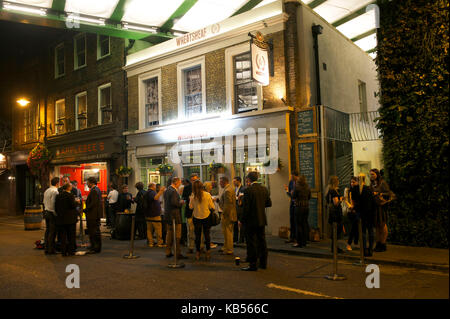 Vereinigtes Königreich, London, Southwark, wheatsheaf Pub vor Borough Markt, dem ältesten Lebensmittelmarkt in der Stadt Stockfoto