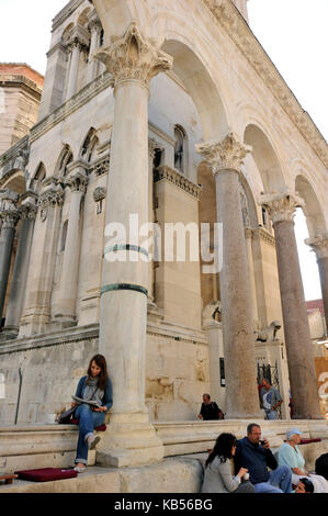 Kroatien, Küste Dalmatiens, Split, alte römische Stadt Unesco Weltkulturerbe, Diocletian's Palace, peristyl und das Cafe luxor Stockfoto
