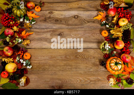 Herbst Hintergrund mit Rahmen der Kürbisse, Äpfel, Beeren und goldene Blätter auf dem rustikalen Holztisch. Thanksgiving Begrüßung mit Herbst Symbole, kopieren Stockfoto