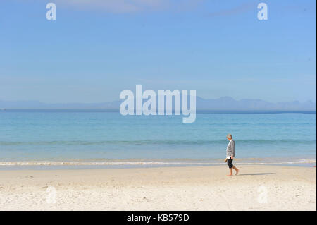 Südafrika, Western Cape, Cape Peninsula, Fish Hoek, einzelne Person Spaziergang am Strand Stockfoto