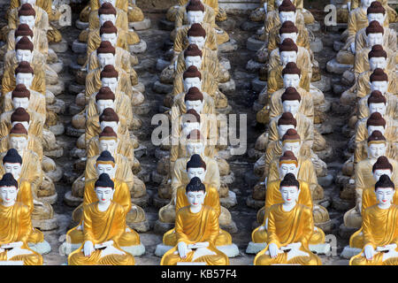 Buddha Statuen, Sitz, Zeilen, Stockfoto