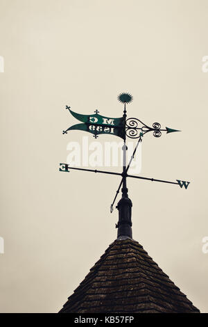 Weathervane auf Hausdach, England, Großbritannien Stockfoto