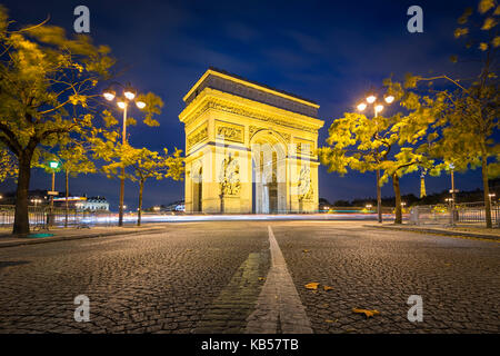 Arc de Triomphe, Paris auf einer Herbstnacht Stockfoto