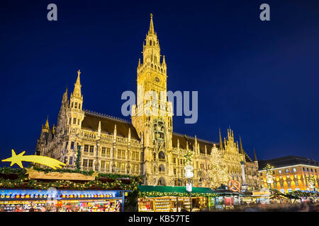 Rathaus und Weihnachtsmarkt am Abend in München, Deutschland Stockfoto