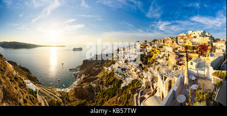Sonnenuntergang Panorama des Dorfes Oia in Santorini, Griechenland Stockfoto
