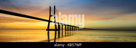 Vasco-da-Gama-Brücke bei Sonnenaufgang, Lissabon Stockfoto