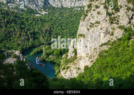 Zip Line in der Schlucht des Flusses Cetina in der Nähe von Omis, Kroatien Stockfoto