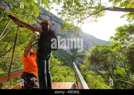 Zip Line in der Schlucht des Flusses Cetina in der Nähe von Omis, Kroatien Stockfoto