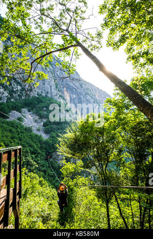 Zip Line in der Schlucht des Flusses Cetina in der Nähe von Omis, Kroatien Stockfoto