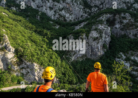 Zip Line in der Schlucht des Flusses Cetina in der Nähe von Omis, Kroatien Stockfoto