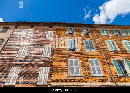 Frankreich, Var, Provence Verte (Provence Verte), Carces, mittelalterliche Stadt, Fassade mit glasig-glänzenden Fliesen verwendet, um die Häuser zu schützen Stockfoto