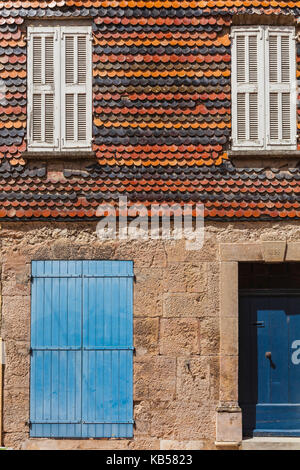 Frankreich, Var, Provence Verte (Provence Verte), Carces, mittelalterliche Stadt, Fassade mit glasig-glänzenden Fliesen verwendet, um die Häuser zu schützen Stockfoto