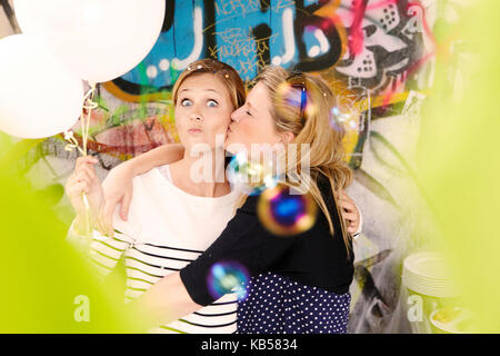 Freundinnen bei einer Junggesellenparty Stockfoto