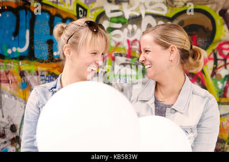 Freundinnen an einem Bachelorette Party, Konfetti, Luftballons, lachen, Spaß, Stockfoto