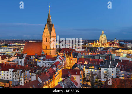 Altstadt von Hannover, Deutschland in der Nacht mit Marktkirche in den Vordergrund und Rathaus im Hintergrund Stockfoto