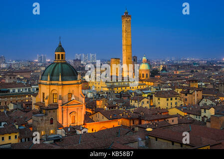 Night Skyline von Bologna, Italien mit zwei berühmten schiefen Türme Stockfoto