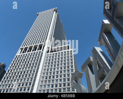 Staten Island Ferry Terminal, aka South Ferry, mit Office Tower auf der Whitehall Street Stockfoto