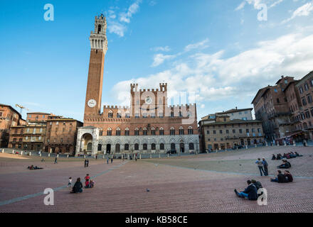 Allgemeine Ansicht der Piazza del Campo und pubblico Palast im Zentrum der Stadt Siena Stockfoto