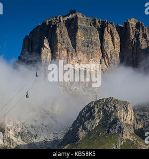 Europa, Italien, Alpen, Dolomiten, Berge, Pordoi Pass - Seilbahn auf den Sass Pordoi Stockfoto