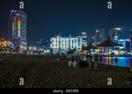 Blick auf Gwangalli und Gwangan bridge bei nacht in Busan, Südkorea. Stockfoto