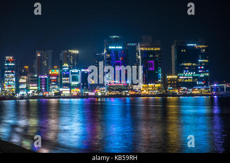 Blick auf Gwangalli und Gwangan bridge bei nacht in Busan, Südkorea. Stockfoto
